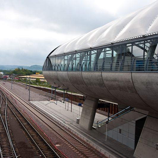 Gare de Belval-Université  : Une chenille au-dessus des rails