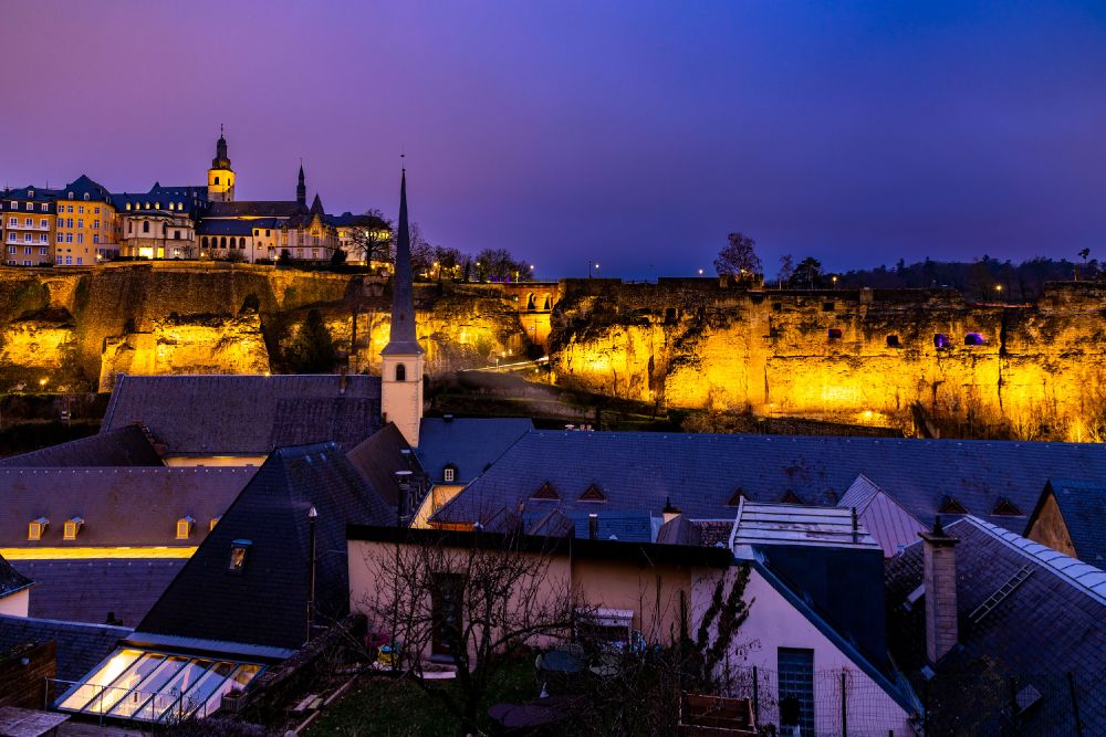 En quelle année la Vieille Ville de Luxembourg a-t-elle été inscrite au patrimoine mondial de l'UNESCO ?